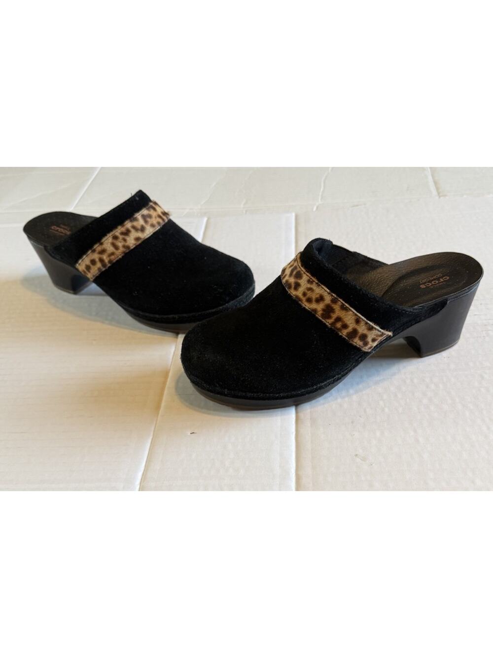 Crocs Sarah Suede Clogs Women Size 7 Black Leopard Print Slip On Mule Shoes